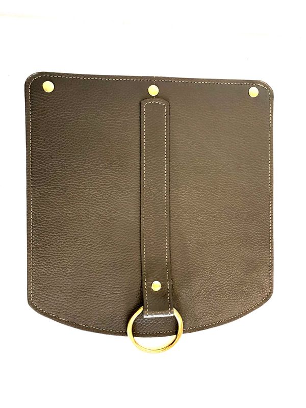 Rabat sac demi lune en cuir grainé se terminant par un anneau couleur taupe