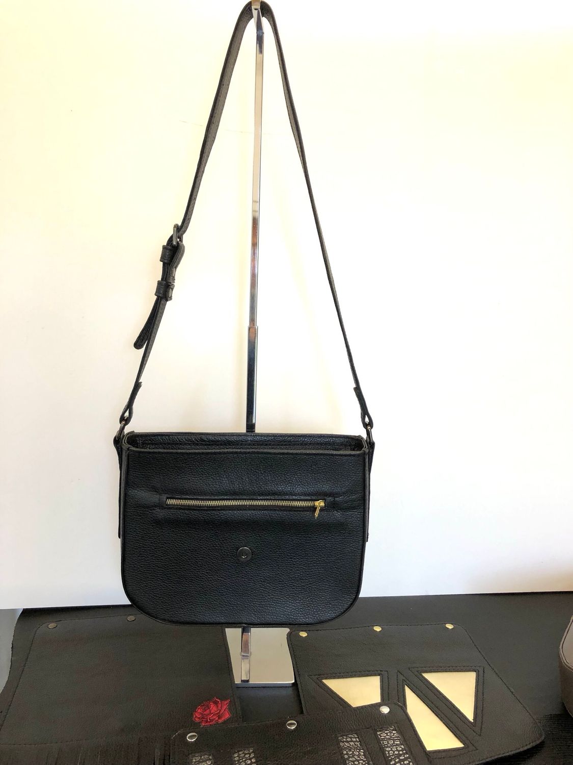 Demi lune corps de sac en cuir grainé noir , rabat interchangeable, composez votre sac avec le rabat interchangeable demi lune, intérieur noir et blanc
