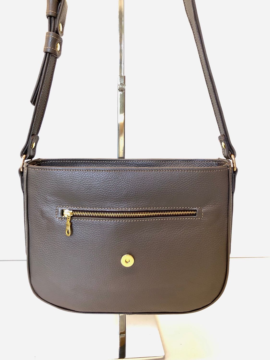 Demi lune corps de sac en  cuir grainé de couleur taupe, choisissez votre rabat et crée votre sac conçu et fabriqué à Toulouse, pièce artisanale