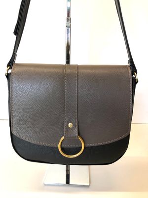 Rabat pour sac demi lune cuir grainé taupe se clippe en 2 secondes changer de look  se termine par un anneau bronze fait à Toulouse
