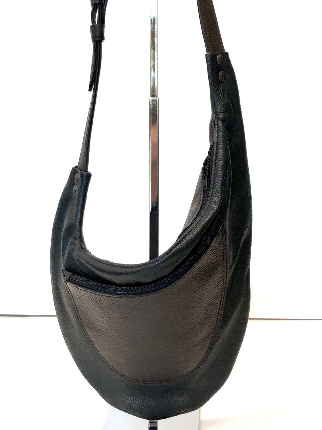 Jo sac cuir grainé bi couleur noir et marron, sac crossbody  asymétrique unisexe fait à Toulouse