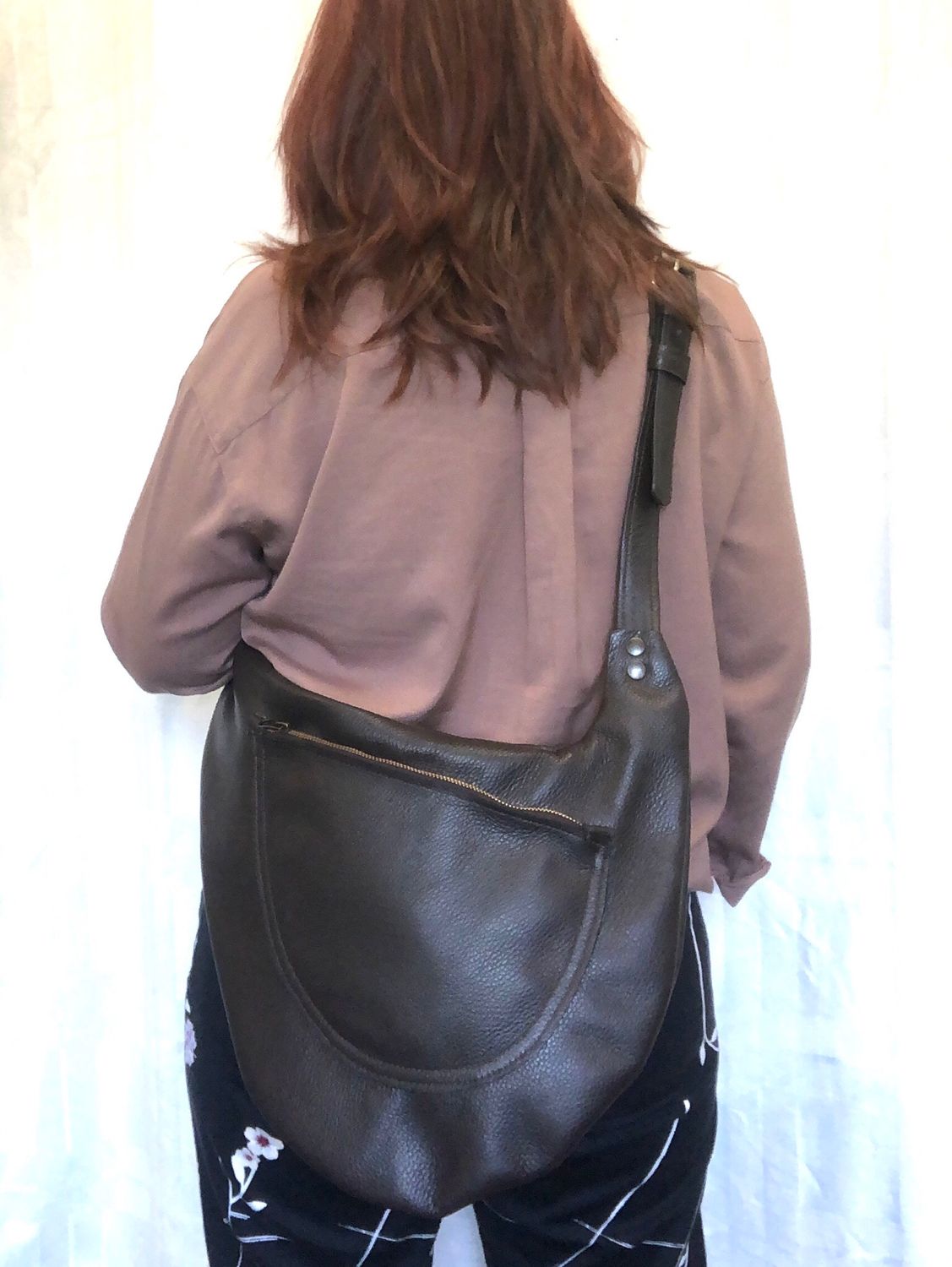 Jo sac cuir grainé marron, porté crossbody unisexe fait à Toulouse pièce unique
