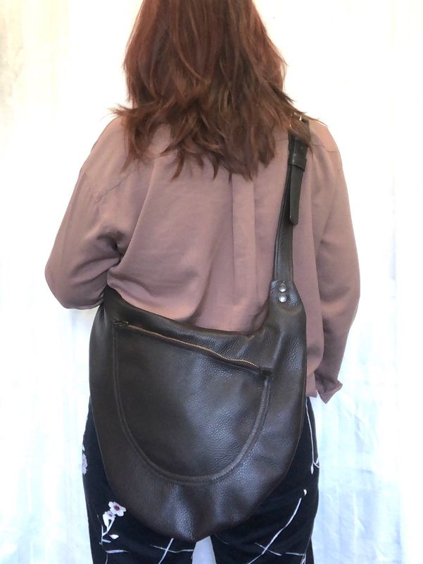 Jo sac cuir grainé marron, porté crossbody unisexe fait à Toulouse pièce unique