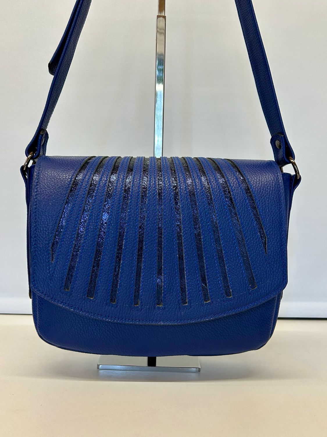 Demi lune cuir pleine fleur souple bleu rabat interchangeable porté croisé ou épaule lanières réglable pièce unique fait à Toulouse France