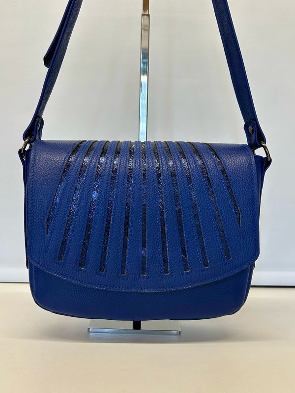 Demi lune cuir pleine fleur souple bleu rabat interchangeable porté croisé ou épaule lanières réglable pièce unique fait à Toulouse France Demi lune cuir pleine fleur souple bleu rabat interchangeable porté croisé ou épaule lanières réglable pièce unique fait à Toulouse France