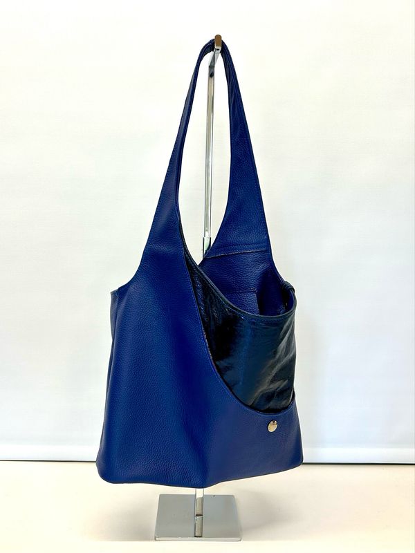 Hobo cuir bleu avec empiècement cuir bleu brillant porté épaule pièce unique cuir Français fait à Toulouse