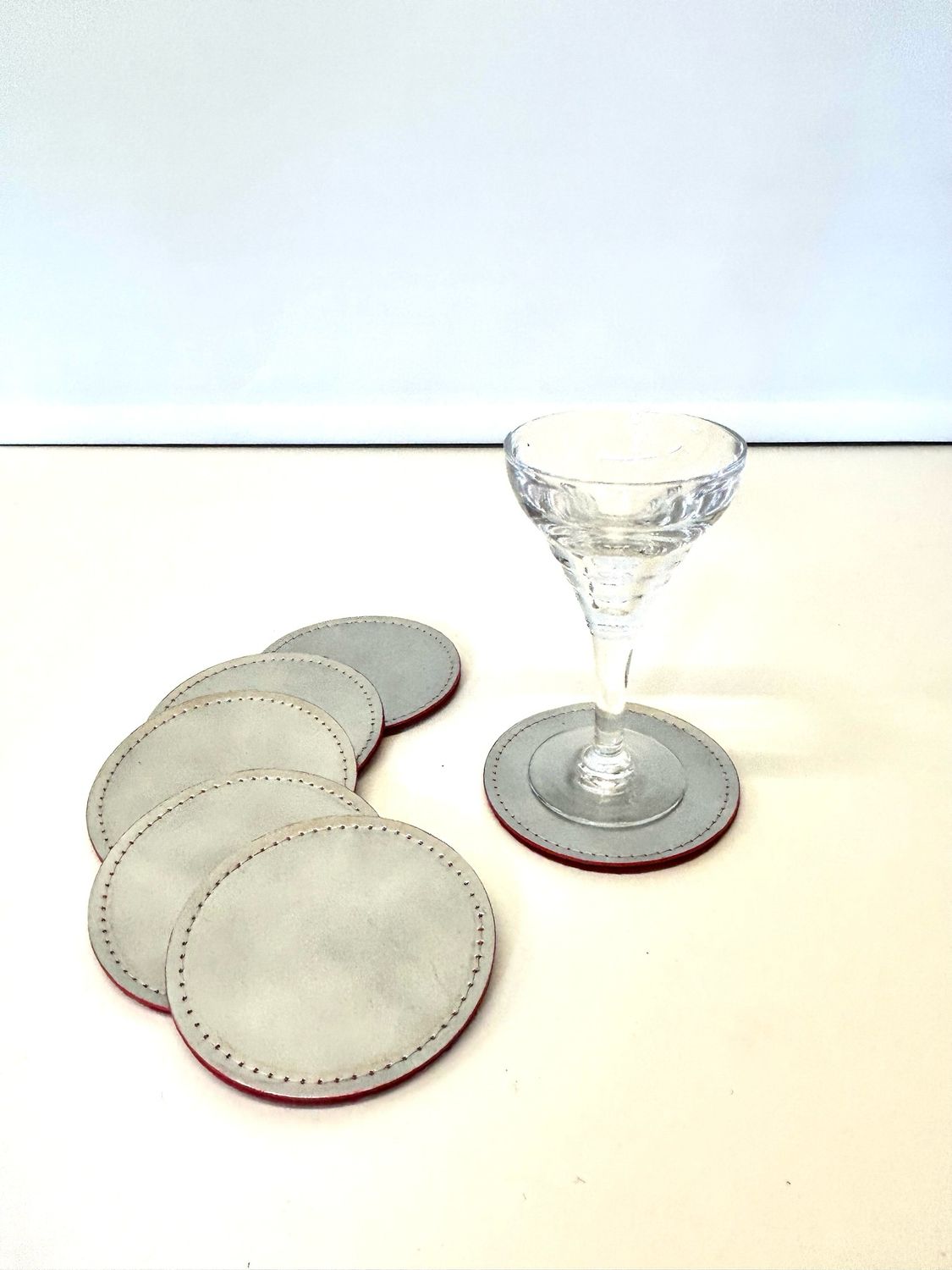 Sous-verres en cuir et support x6 couleur argent &amp; Rond fabriqués à Toulouse