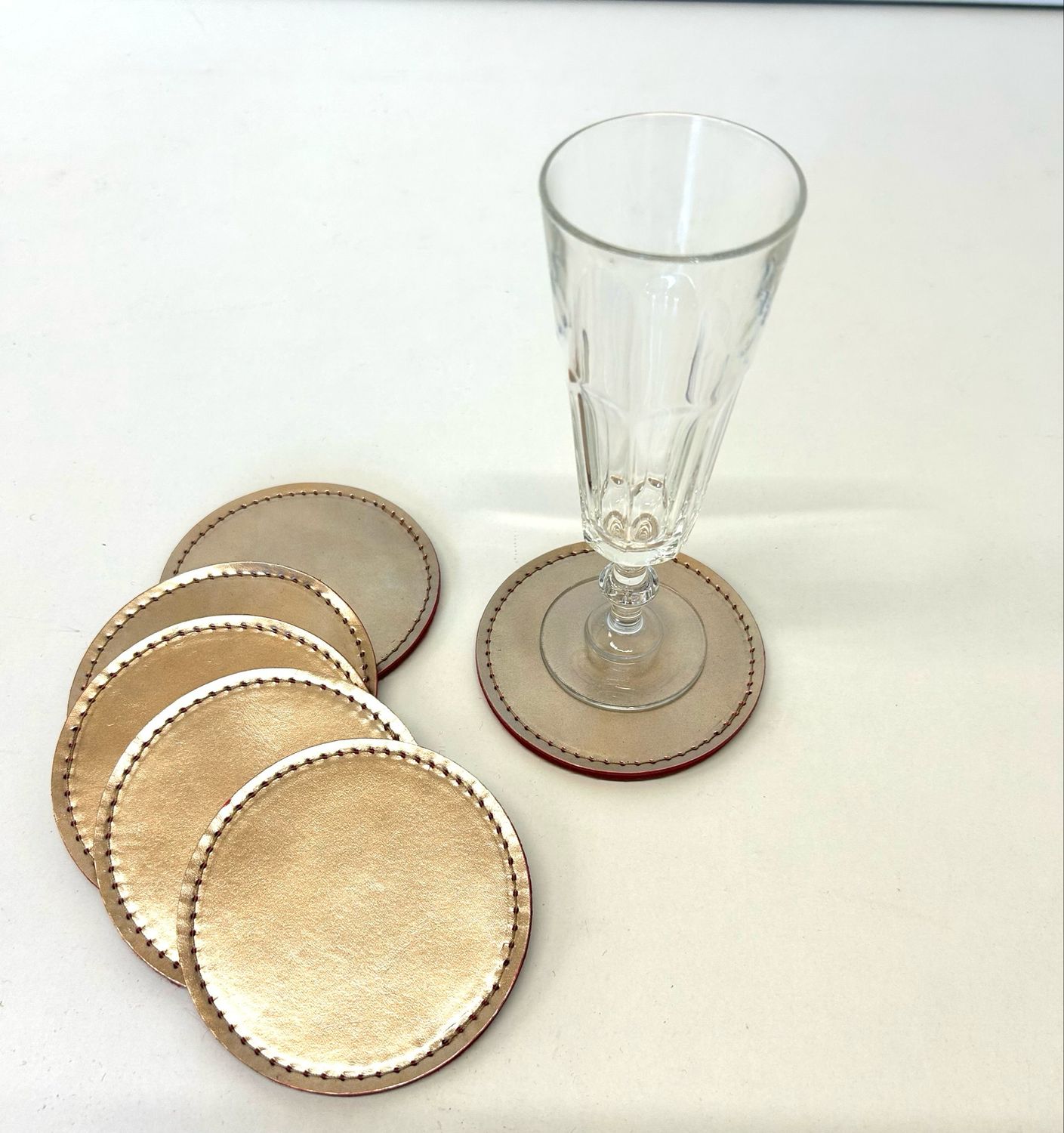 Sous verre en cuir pleine fleur, vendu par 6, couleurs or, avec support fabriqué à Toulouse