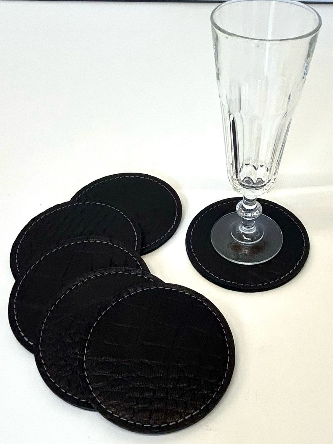 Sous verre en cuir pleine fleur, embossé croco noir, vendu par 6 avec son support fabriqué à Toulouse