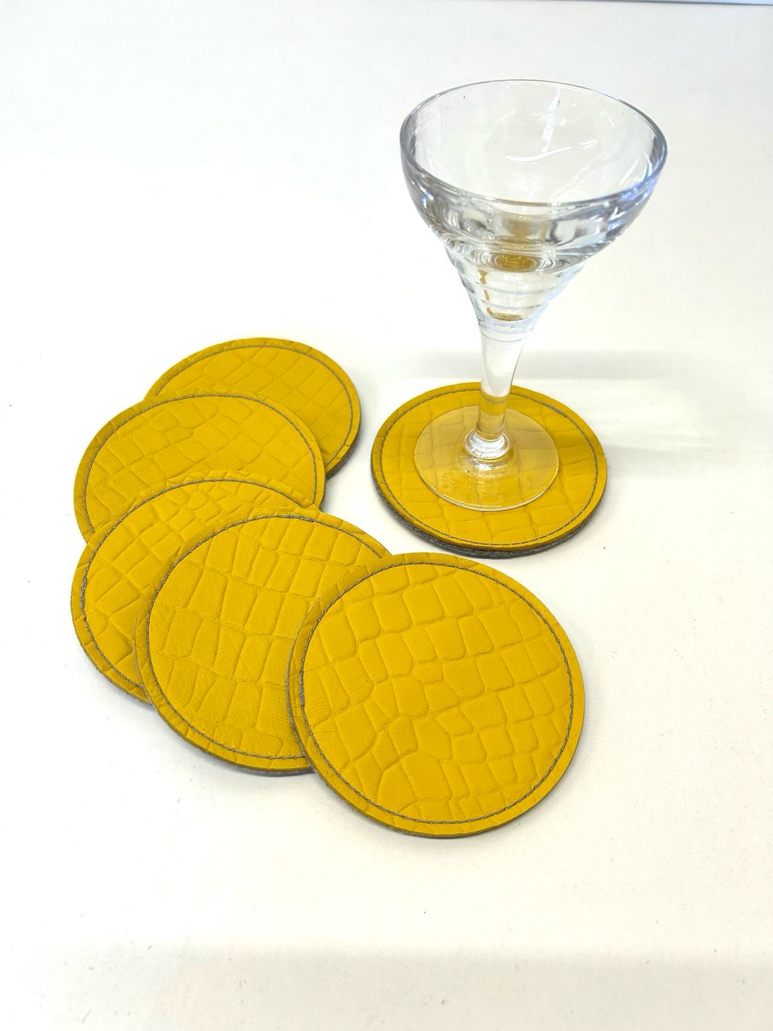 Sous verre en cuir pleine fleur embossé croco de couleur jaune , vendu par 6, Ave support de rangement, fabriqué à Toulouse pièce unique