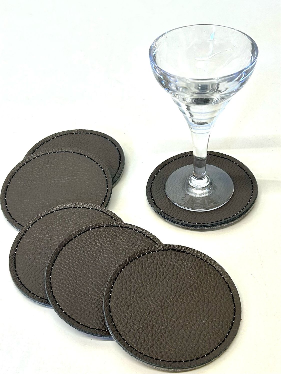 Sous verre en cuir grainé pleine fleur de couleur taupe, vendu par 6 avec support de rangement fabriqué à Toulouse