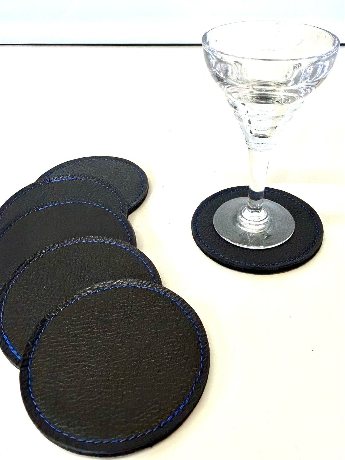 Sous verre en cuir Plan, fleurs grainée de couleur noire, fabriqué à Toulouse, vendu par 6  avec support de rangement, pièce unique