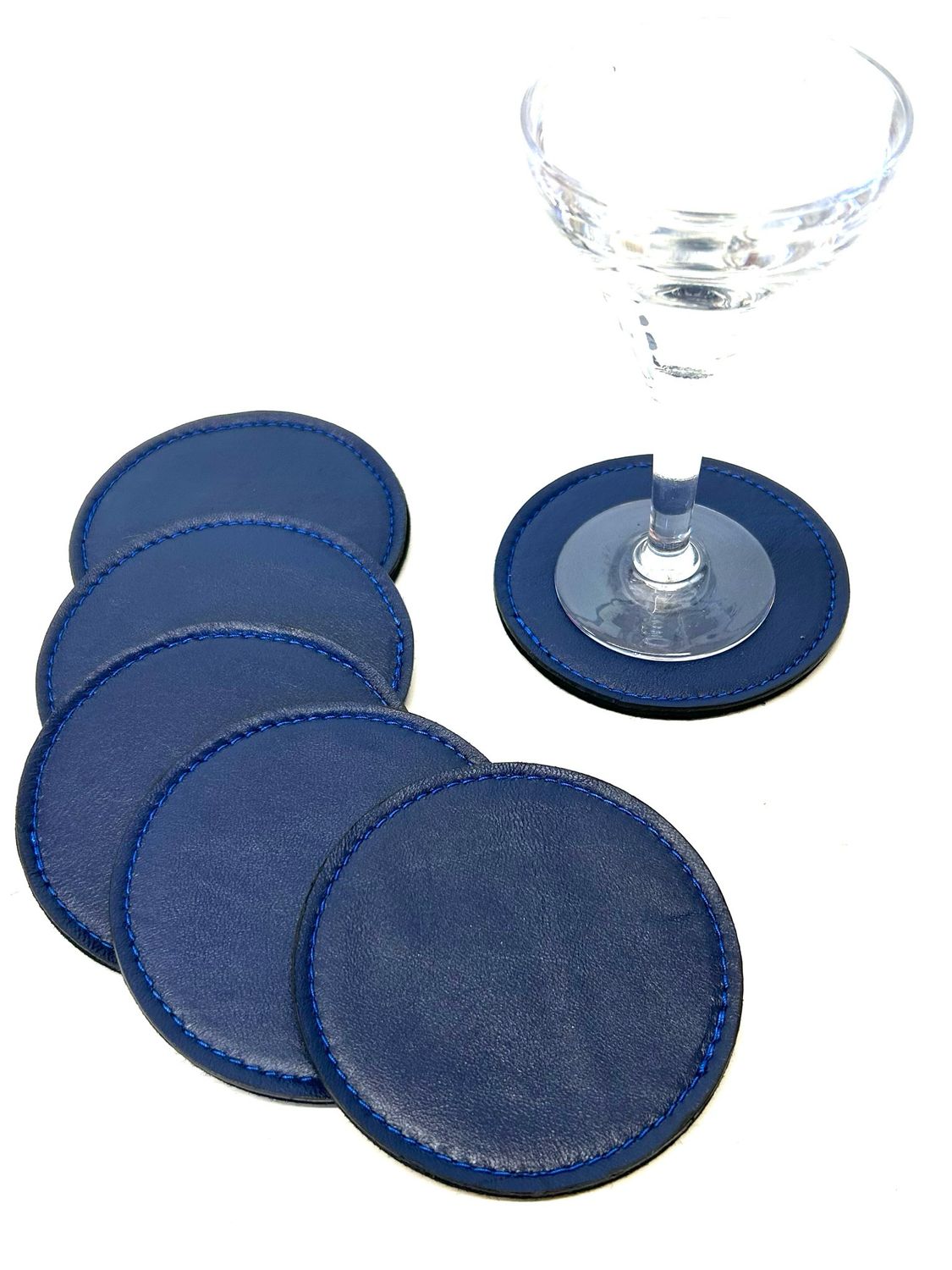 Sous verre cuir pleine fleur de couleur bleu marine vendu par 6 avec son étui de rangement fait à Toulouse