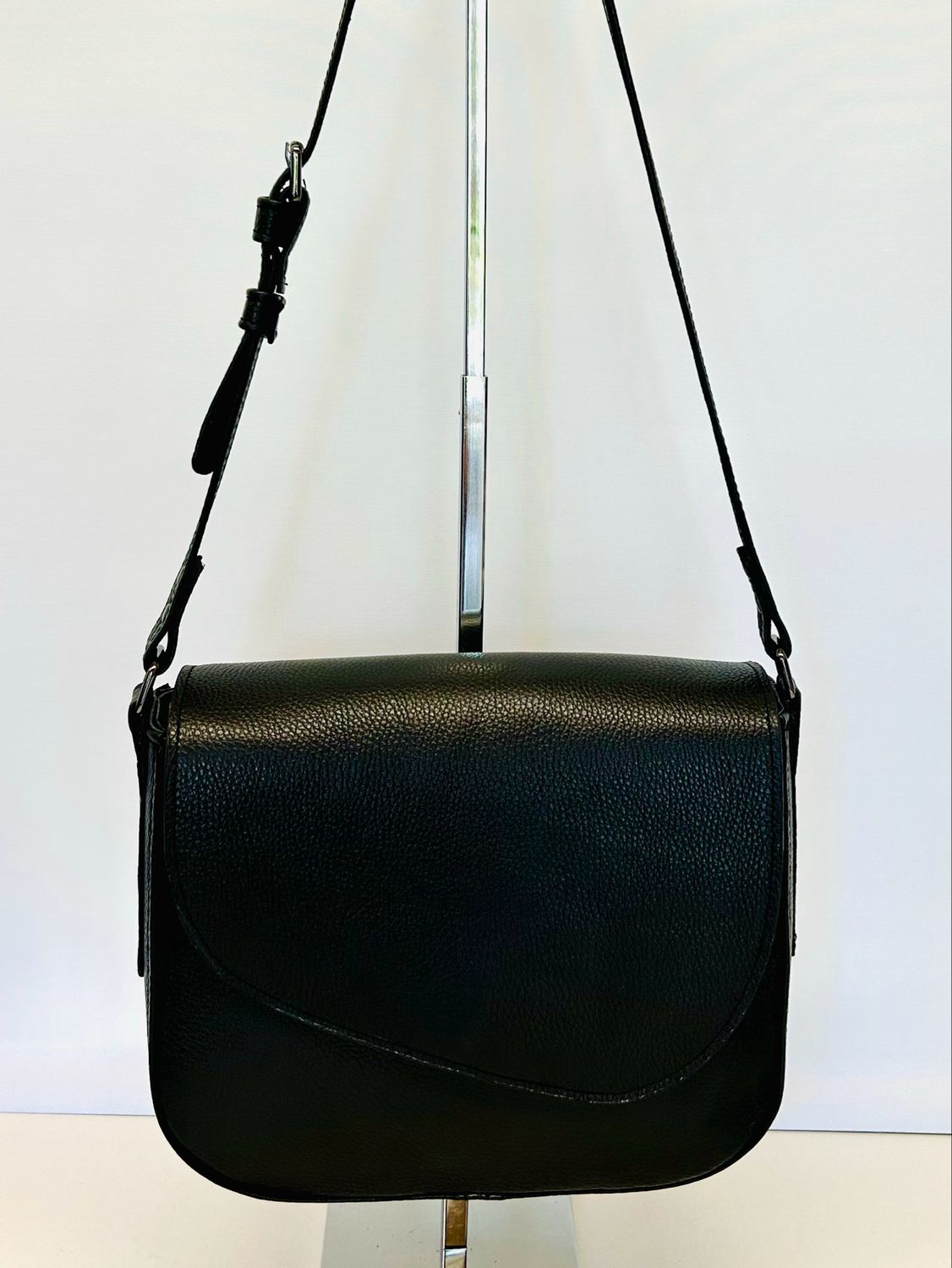 Sac demi lune cuir grainé noir rabat interchangeable fabriqué à Toulouse