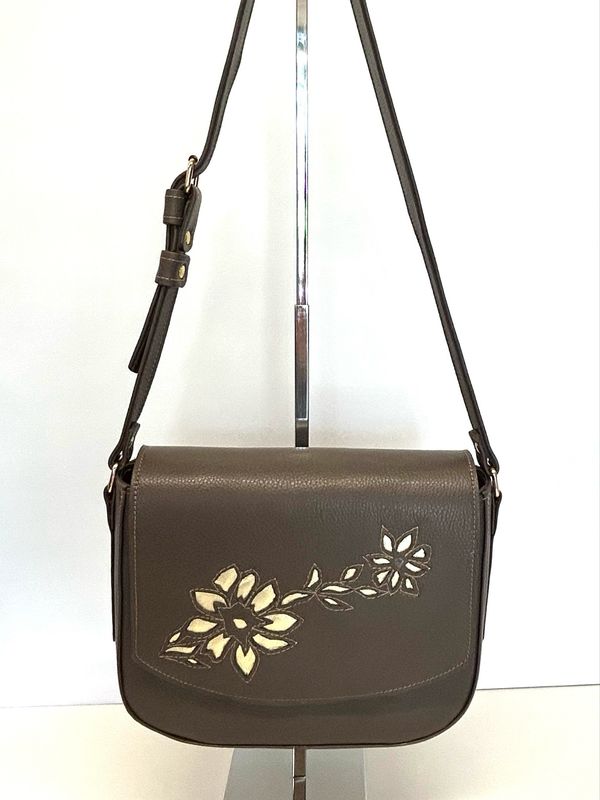 Demi lune cuir grainé couleur taupe motif cuir sur le rabat fait à Toulouse pièce unique