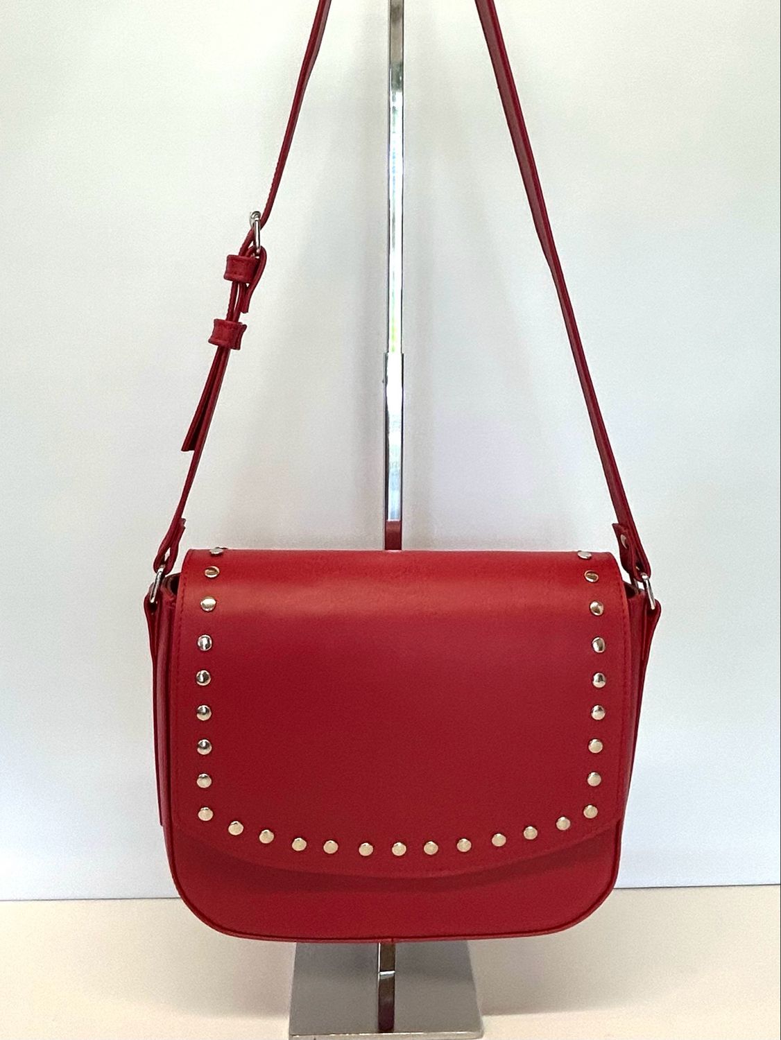 Demi lune cuir lisse rouge avé rivet sur le rabat pièce unique fabriqué à Toulouse rabat interchangeable