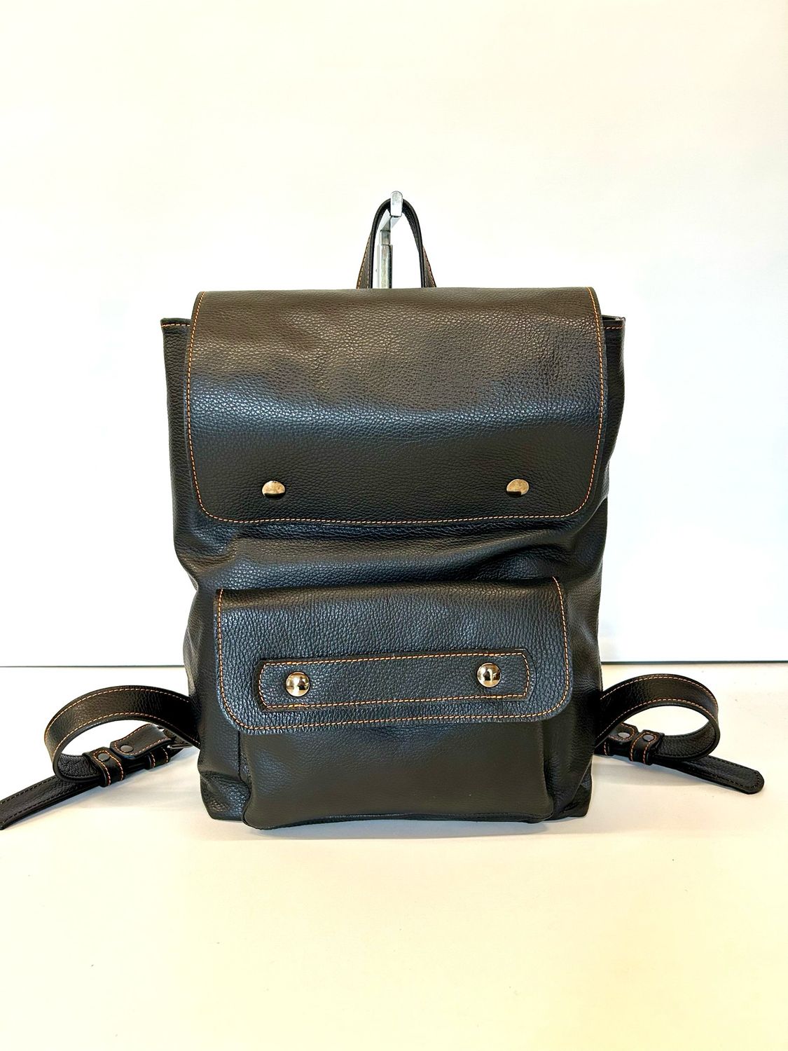 Aventure T L sac à dos cuir grainé noir surpiqûres orange pièce unique bretelles réglables fait à Toulouse France