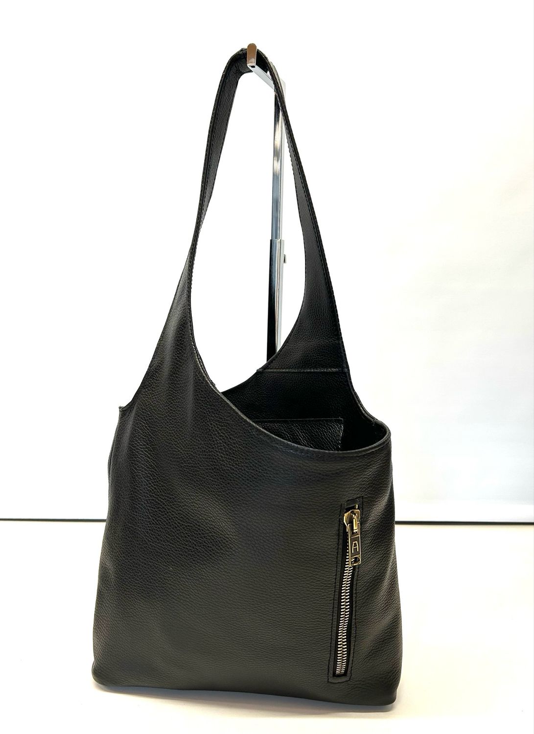 Hobo sac cuir noir grainé pleine fleur souple  porté épaule, fermeture par zip fait à Toulouse, cuir noir, pièce unique