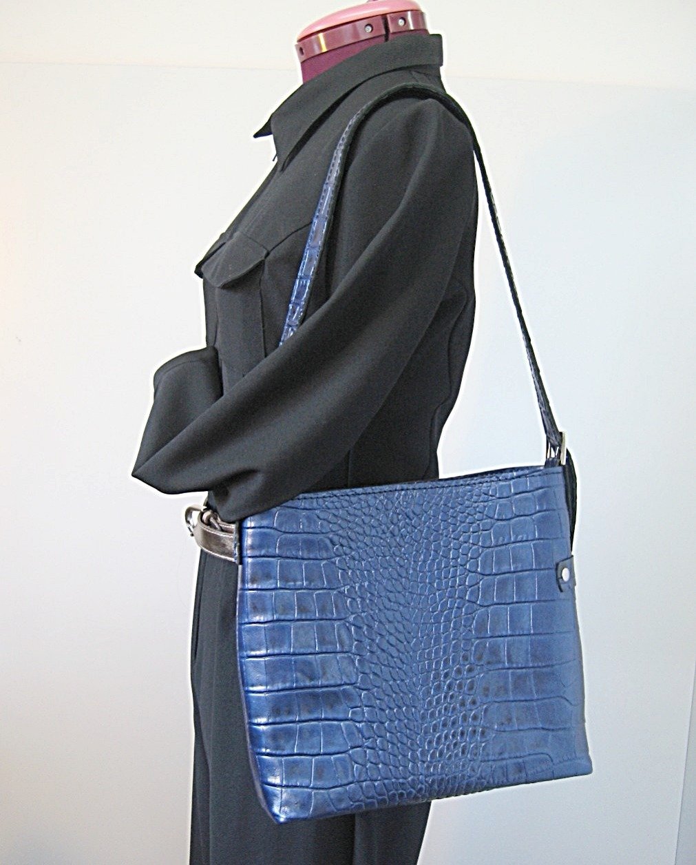 Madeleine Sac seau en cuir de vachette bleu impression croco, métallisé  anse réglable, porté épaule#cuir femme#pièce unique