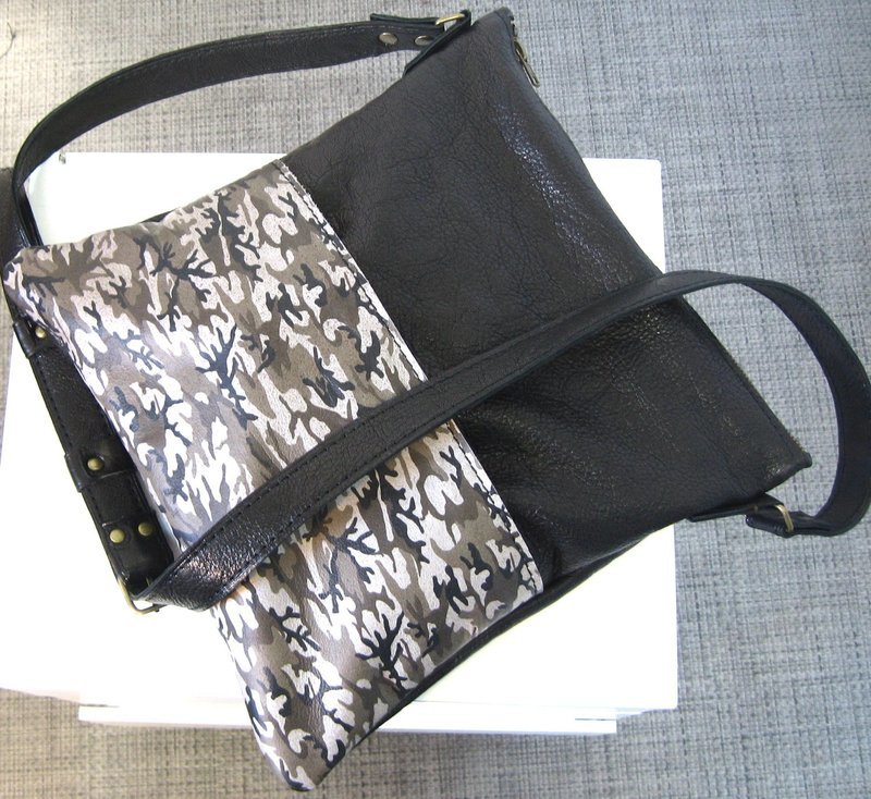 Chloé Sac bandoulière en cuir Noir et sérigraphie sur cuir impression camouflage, porté épaule, pièce unique#cuir femme