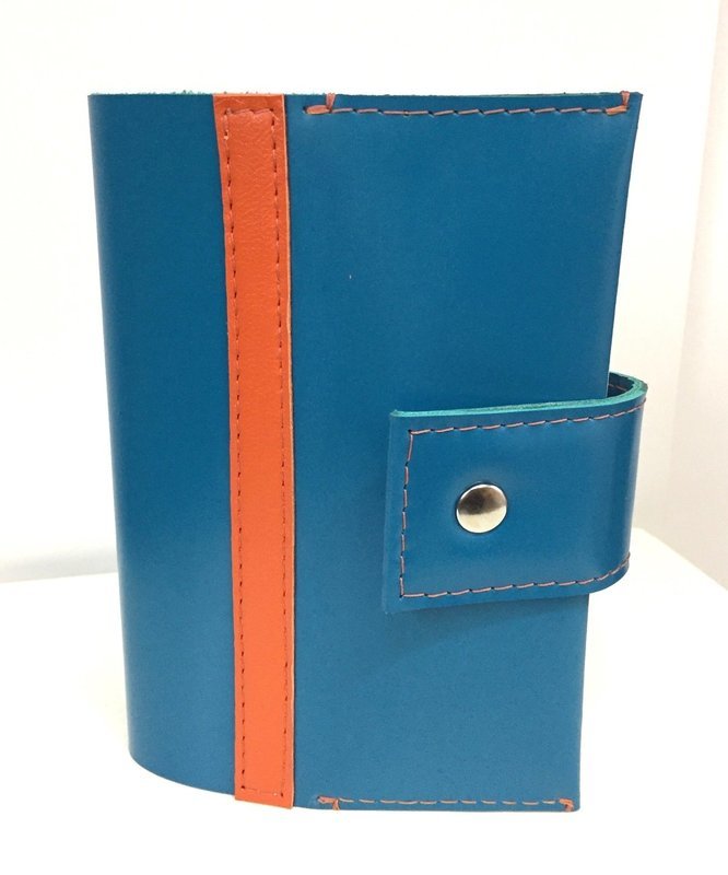My carnet Couverture en cuir bleu, fermé par une pression. Cahier cuir rechargeable
