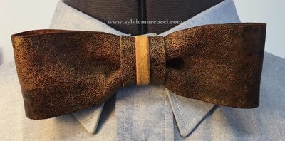 Noeud papillon en cuir / noeud papillon marron en cuir vielli / noeud papillon pour homme ou femme / noeud papillon mariage # Hipster style/ cuir 100% Français. Noeud papillon en cuir / noeud papillon marron en cuir vielli / noeud papillon pour homme ou femme / noeud papillon mariage # Hipster style/ cuir 100% Français.