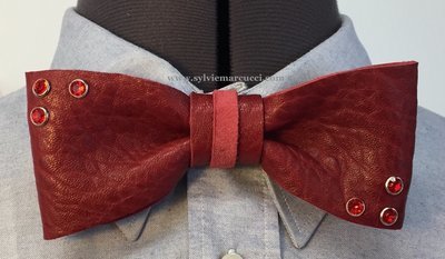 Noeud papillon en cuir / noeud papillon de couleur bordeaux avec strass / noeud papillon pour homme ou femme / noeud papillon en cuir / véritable cuir 100% Français/#noeud papillon mariage. Noeud papillon en cuir / noeud papillon de couleur bordeaux avec strass / noeud papillon pour homme ou femme / noeud papillon en cuir / véritable cuir 100% Français/#noeud papillon mariage.