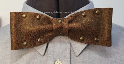 Noeud papillon en cuir / noeud papillon de couleur marron avec rivets / noeud papillon pour homme ou femme / noeud papillon en cuir / véritable cuir 100% Français #noeud papillon mariage. Noeud papillon en cuir / noeud papillon de couleur marron avec rivets / noeud papillon pour homme ou femme / noeud papillon en cuir / véritable cuir 100% Français #noeud papillon mariage.