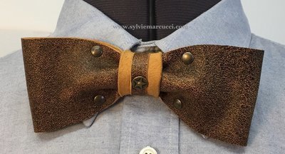 Noeud papillon en cuir / noeud papillon de couleur marron vieilli avec rivets / noeud papillon pour homme ou femme # noeud papillon en cuir # véritable cuir 100% Français/ noeud papillon mariage Noeud papillon en cuir / noeud papillon de couleur marron vieilli avec rivets / noeud papillon pour homme ou femme # noeud papillon en cuir # véritable cuir 100% Français/ noeud papillon mariage