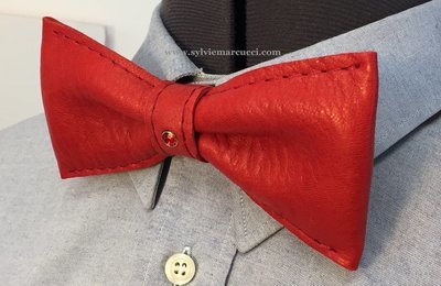 Noeud papillon en cuir / noeud papillon de couleur rouge avec strass rouge / noeud papillon pour homme ou femme / noeud papillon en cuir# cuir 100% Français # noeud papillon mariage. Noeud papillon en cuir / noeud papillon de couleur rouge avec strass rouge / noeud papillon pour homme ou femme / noeud papillon en cuir# cuir 100% Français # noeud papillon mariage.
