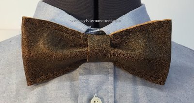 Noeud papillon en cuir / noeud papillon de couleur marron / noeud papillon pour homme ou femme / noeud papillon en cuir #véritable cuir 100% Français #noeud papillon mariage. Noeud papillon en cuir / noeud papillon de couleur marron / noeud papillon pour homme ou femme / noeud papillon en cuir #véritable cuir 100% Français #noeud papillon mariage.