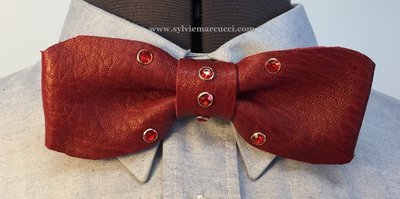 Noeud papillon en cuir / noeud papillon bordeaux et strass rouge/ noeud papillon pour homme ou femme / noeud papillon en cuir / véritable cuir 100% Français #noeud papillon mariage#pièce u Noeud papillon en cuir / noeud papillon bordeaux et strass rouge/ noeud papillon pour homme ou femme / noeud papillon en cuir / véritable cuir 100% Français #noeud papillon mariage#pièce u