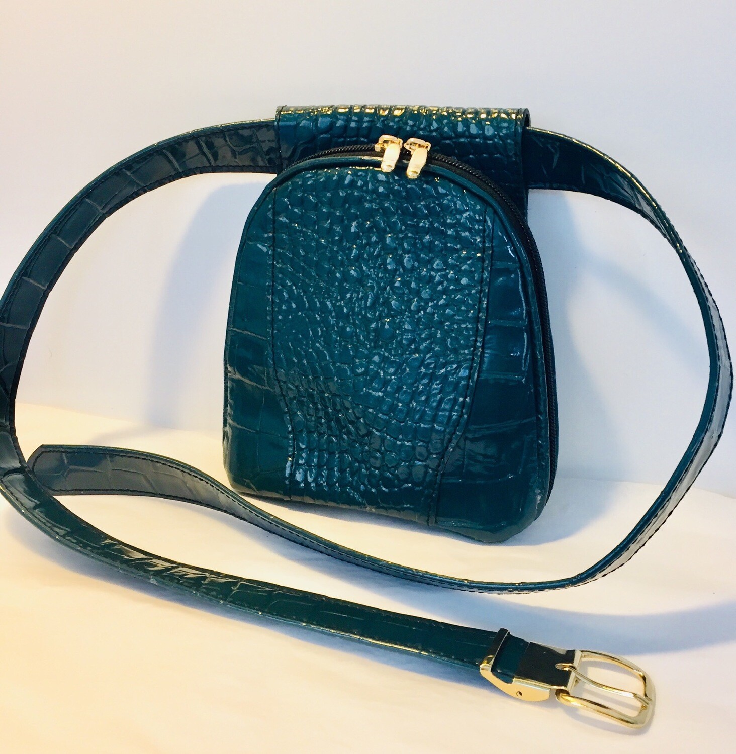 Sac ceinture en cuir vernis vert effet croco