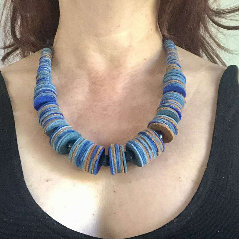 Collier en cuir bleu