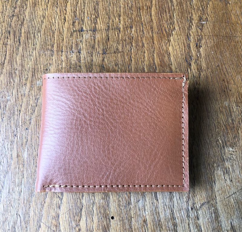 Portefeuille One en cuir Kamel et bleu