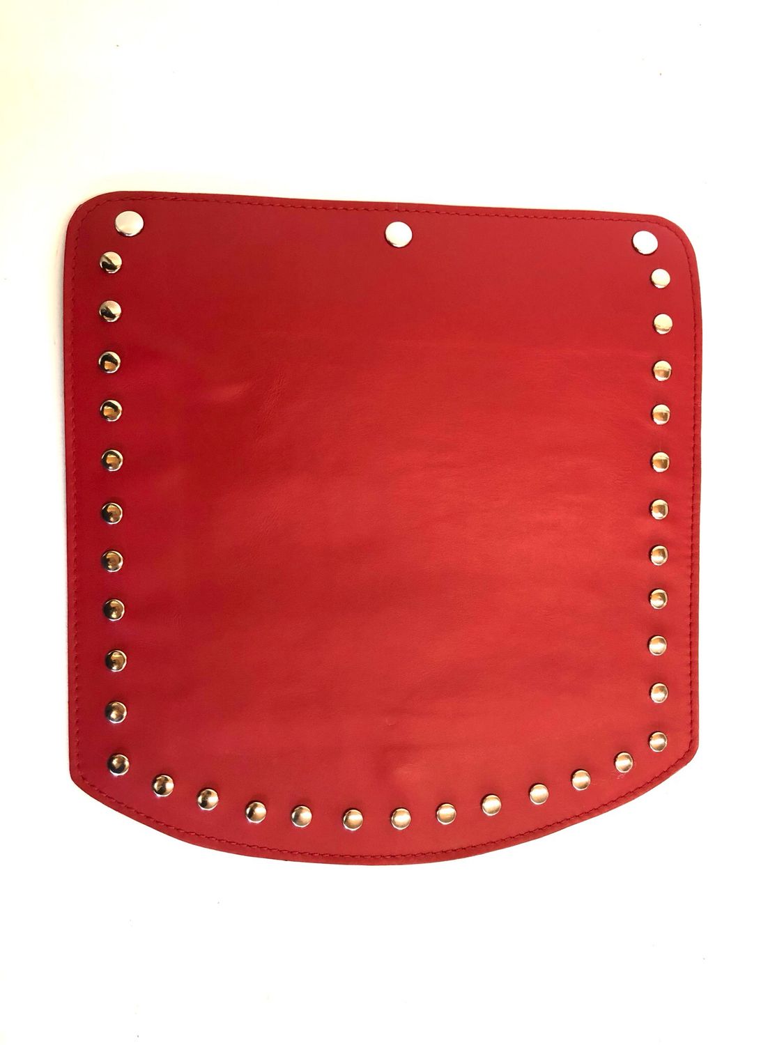 Rabat demi-lune en cuir rouge