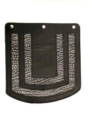 Rabat demi-lune en cuir noir avec motif argenté