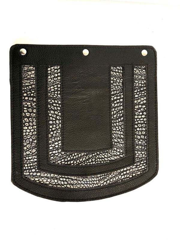Rabat demi-lune en cuir noir avec motif argenté