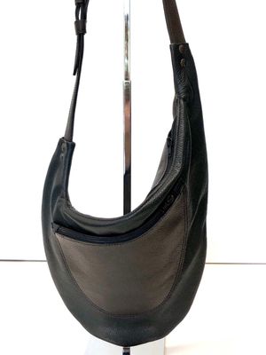 Sac crossbody Jo en cuir grainé noir et marron