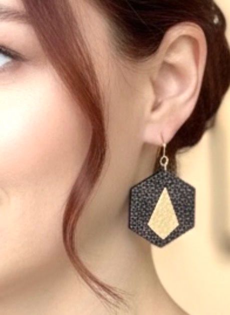 Boucles d’oreilles Hexagone en cuir anthracite et doré fait à Toulouse