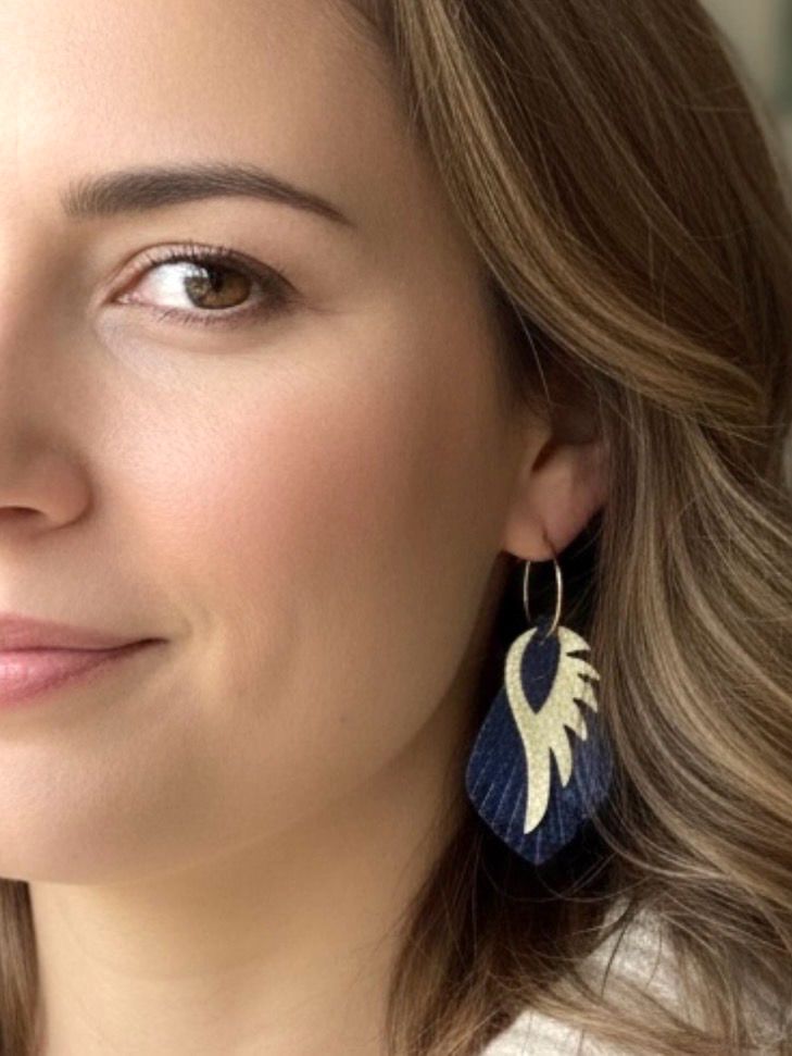 Boucles d’oreilles ailes en cuir coloris or et bleu marine pailletée