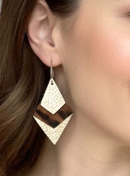 Boucles d’oreilles Anaïs cuir coloris or et peau, acier chirurgical fait à Toulouse