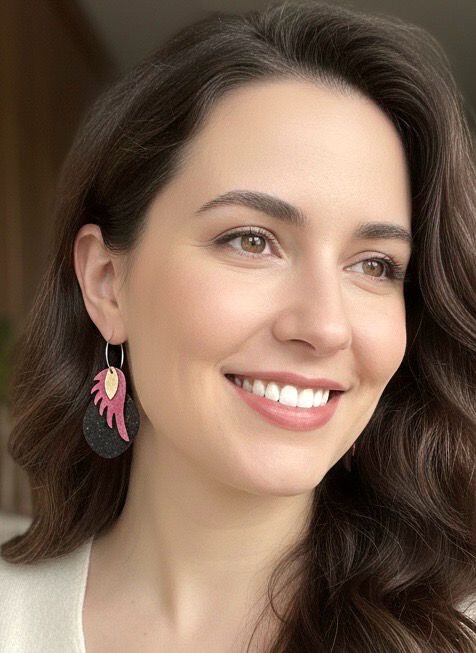 Boucles d’oreilles ailes cuir noir pailletée rouge et or fait à Toulouse