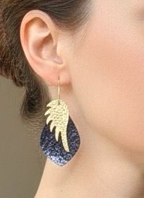 Boucles d’oreilles ailes en cuir bleu pailletée et doré fait à Toulouse
