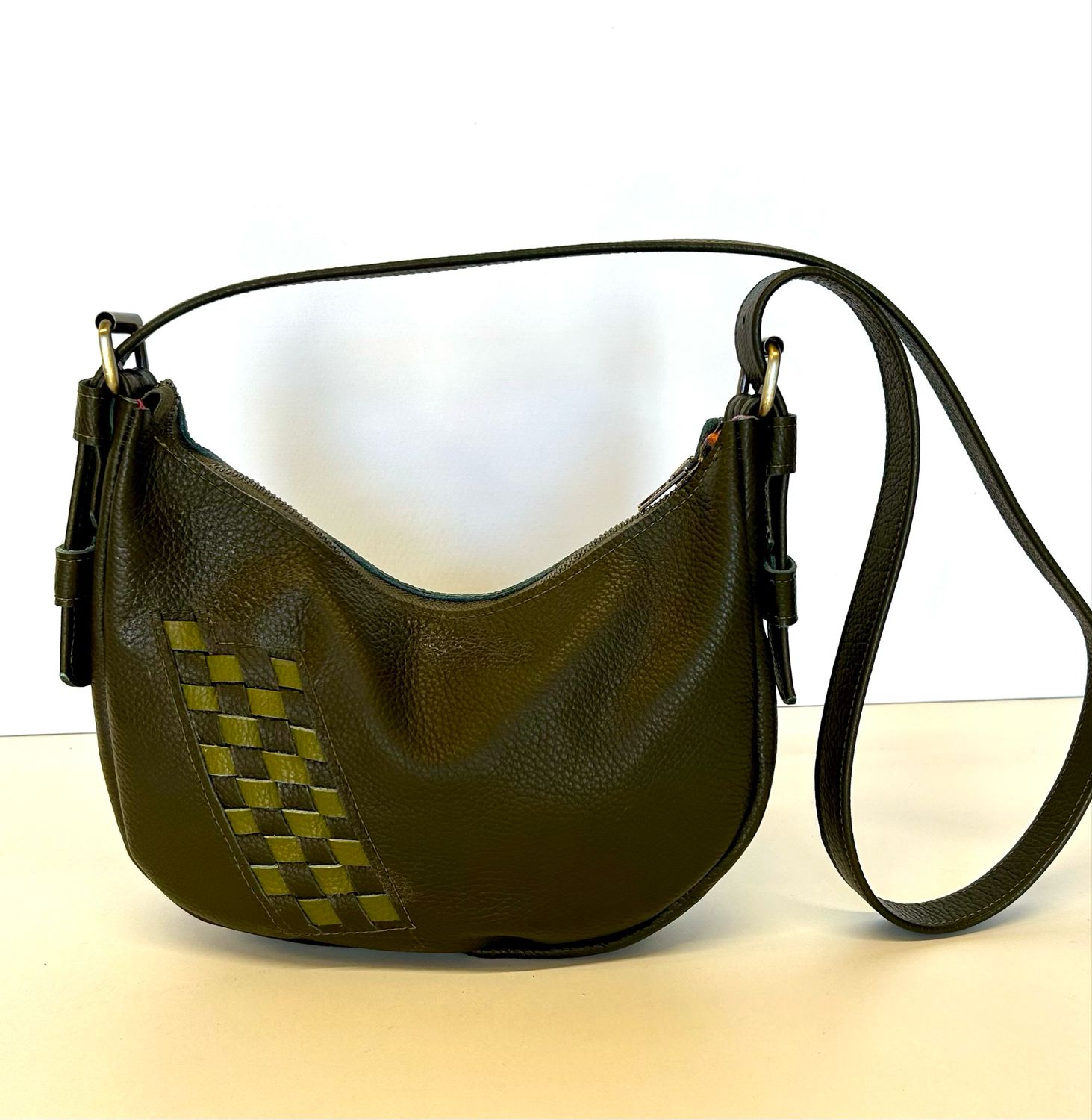 Sunny cuir grainé de vachette coloris kaki, porté épaule ou bandoulière réglable, pièce unique faite à toulouse