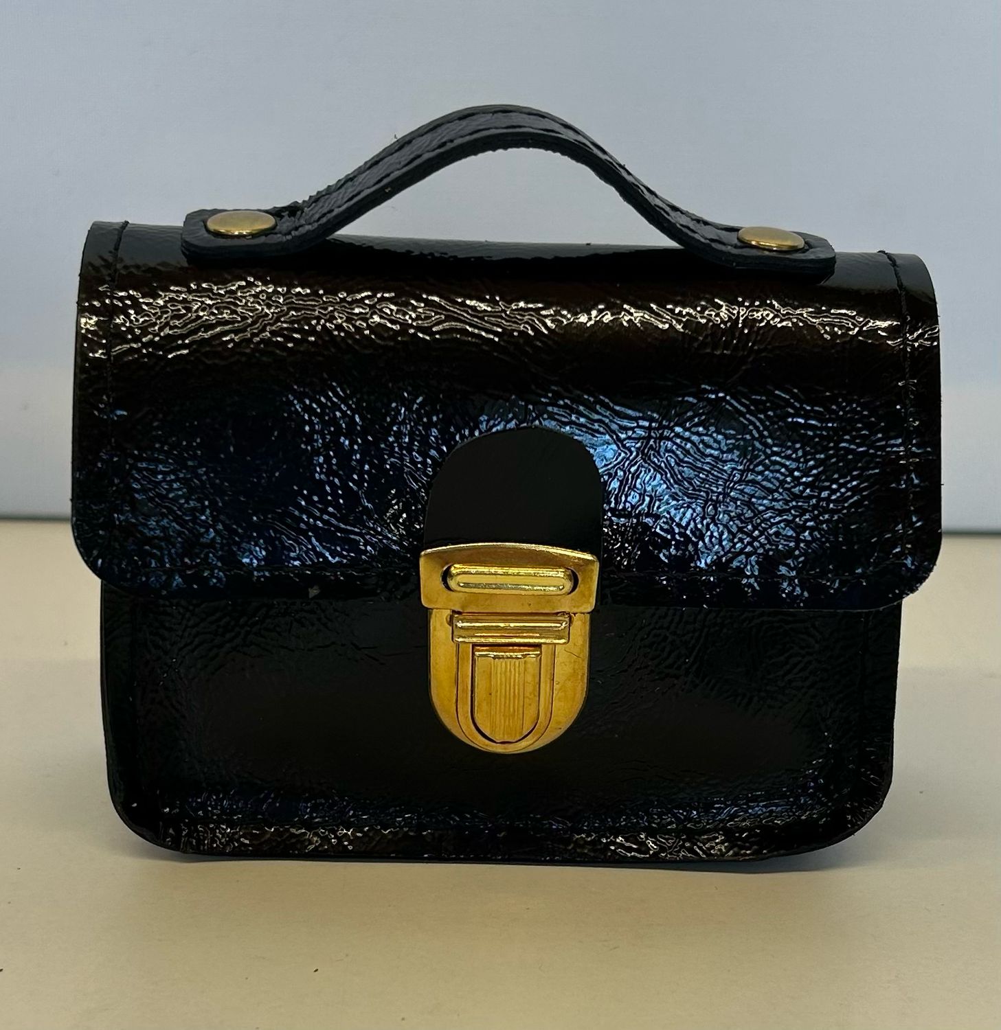 Cartou le mini accessoire vintage en cuir vernis noir fabriqué à Toulouse