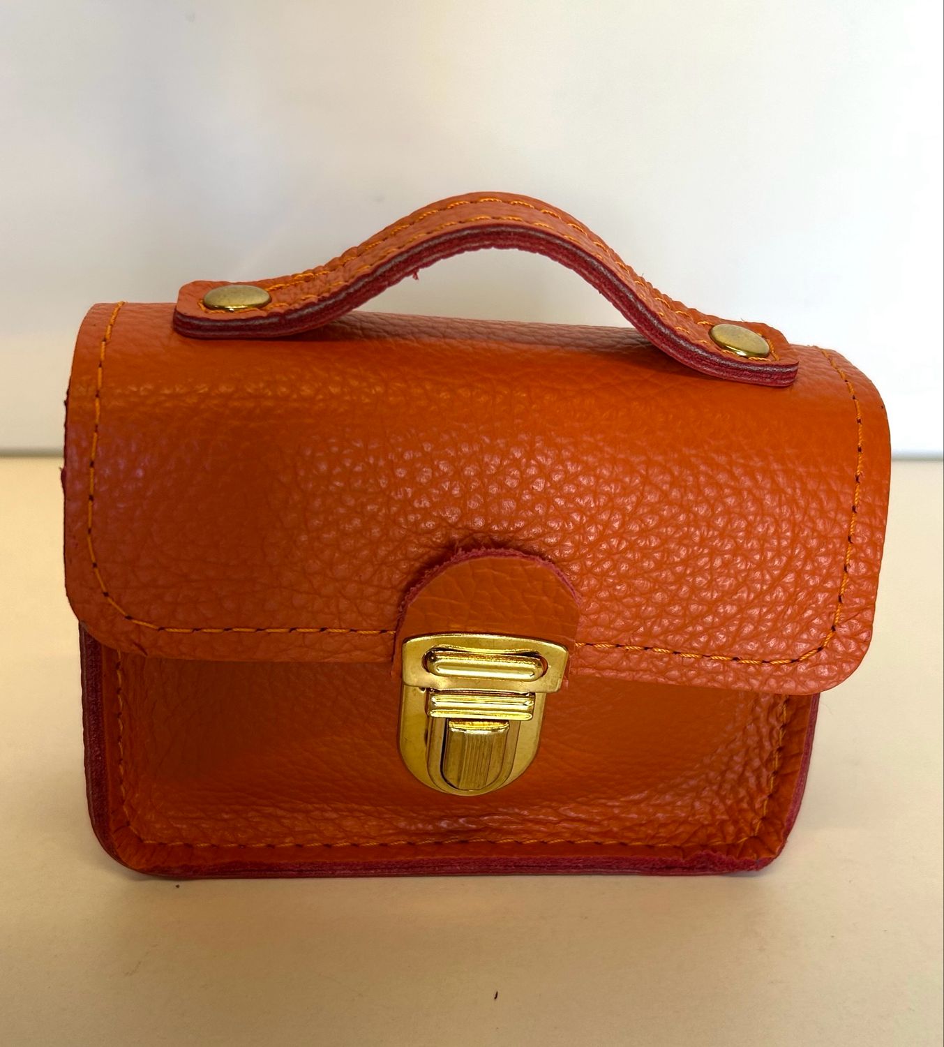 Cartou le  mini  accessoire vintage en cuir grainé orange fait à Toulouse