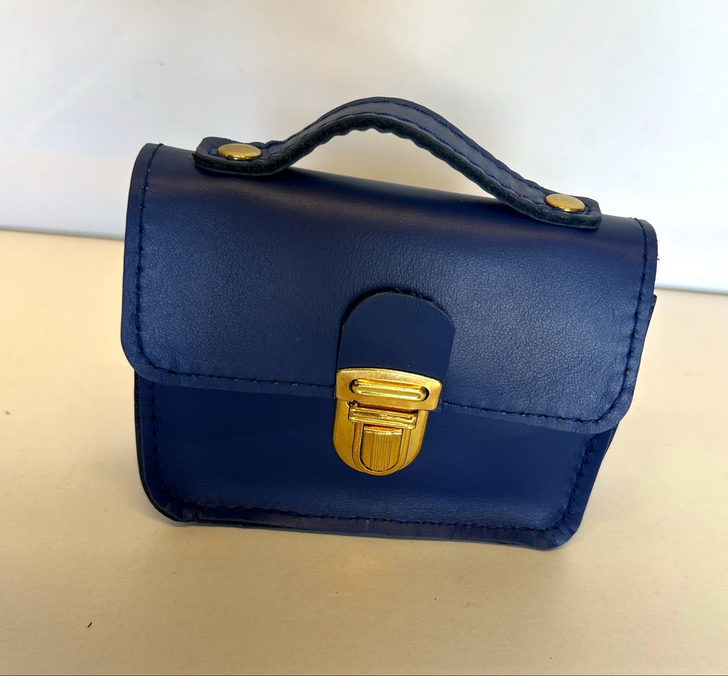 Cartou le mini accessoire vintage en cuir grainé bleu fait à toulouse