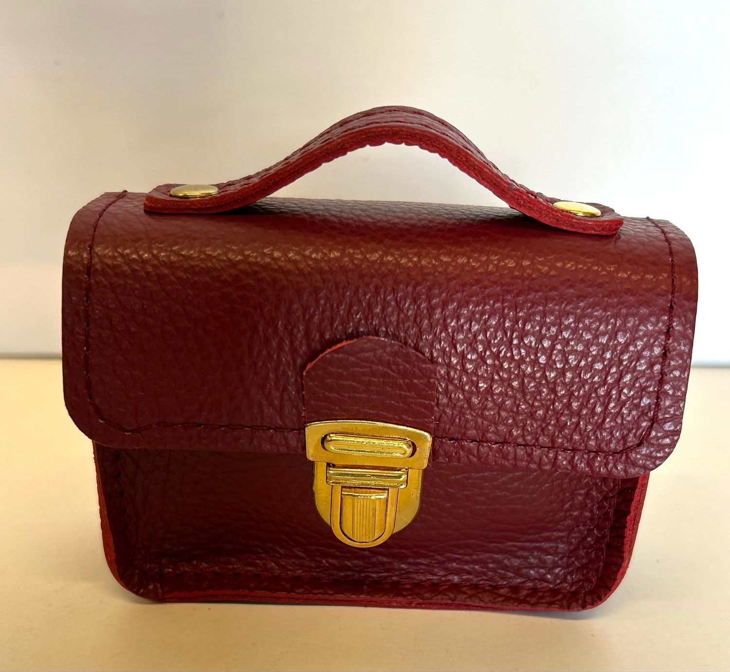 Cartou le mini accessoire vintage en cuir bordeaux fait à Toulouse