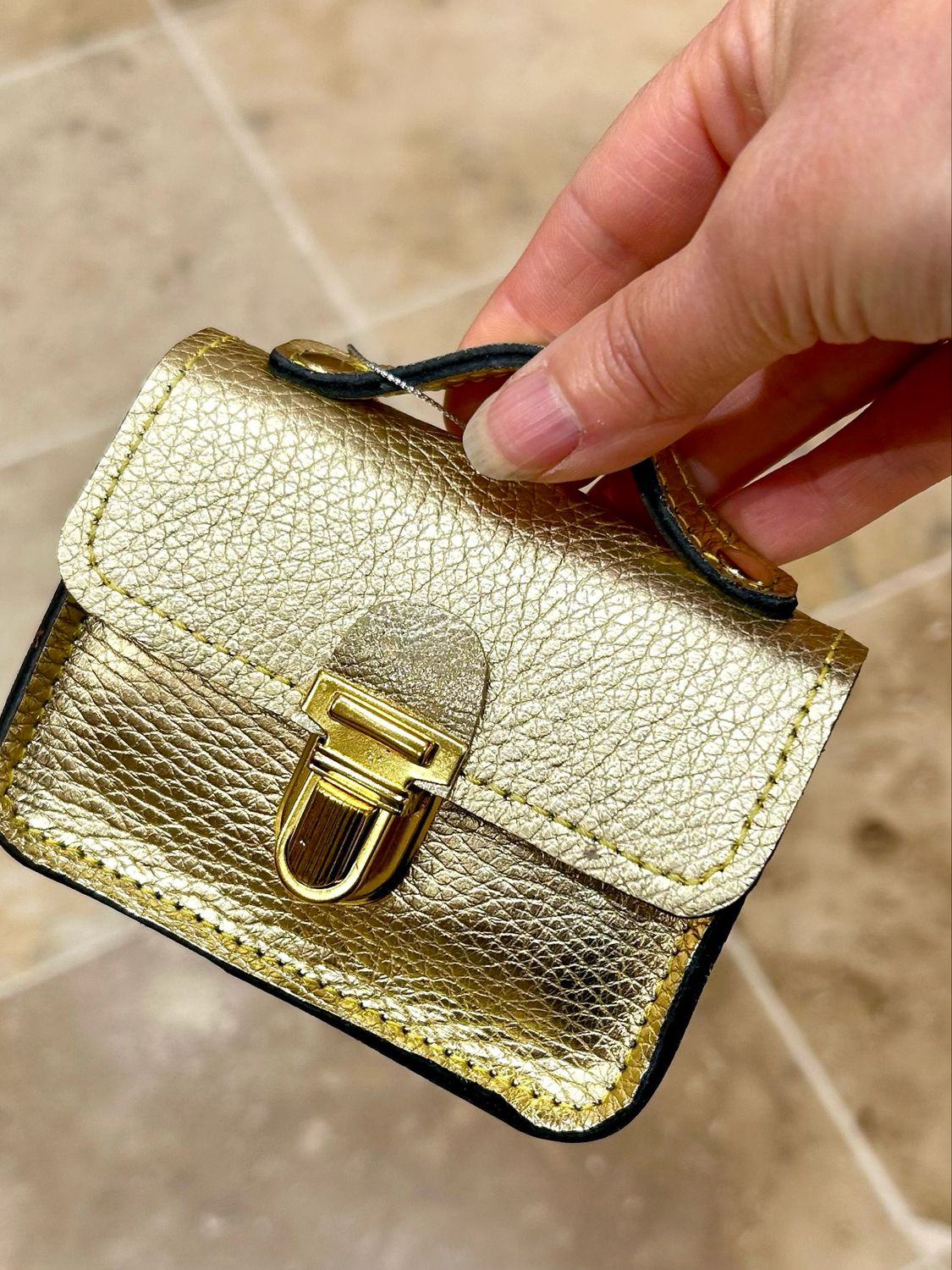 Cartou, mini accessoire en cuir doré fait à Toulouse